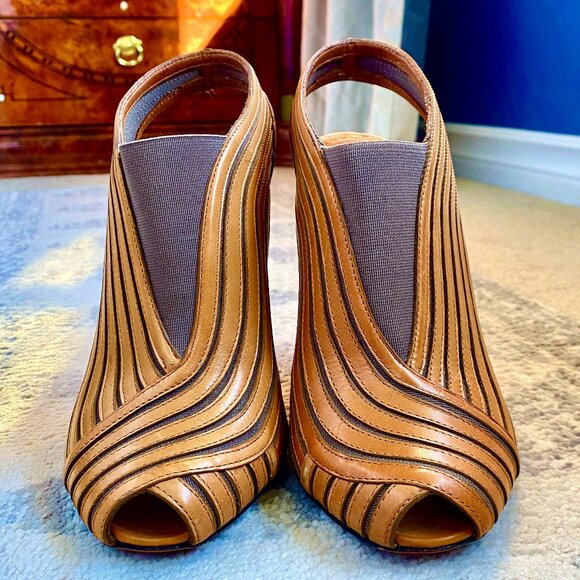 Givenchy 00s Peep Toe Slingback Tan Leather Heels - Picture 2 of 11